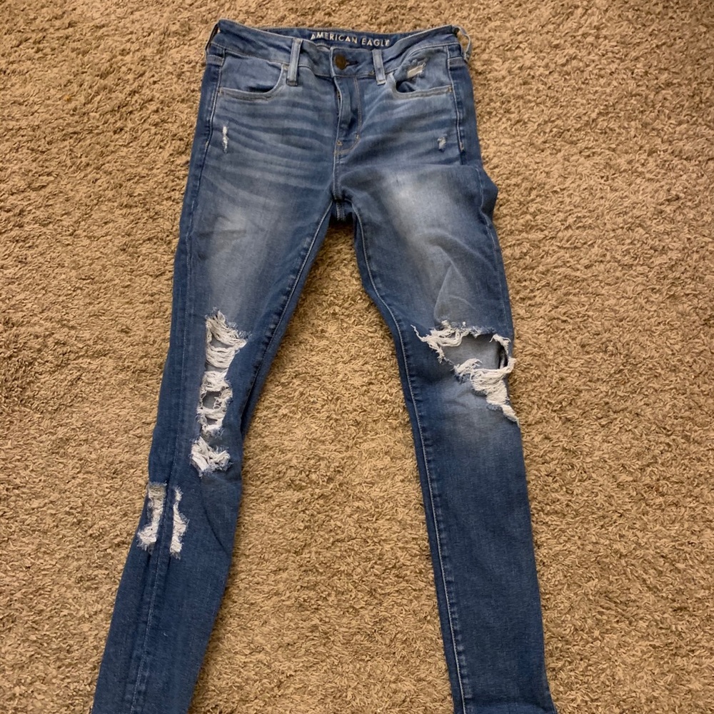 American Eagle light wash distressed jegging